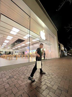 Apple Victoria Gardens