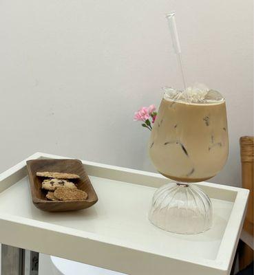 Iced caramel macchiato and cookies