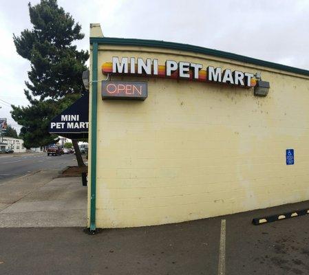 Mini Pet Mart & Company