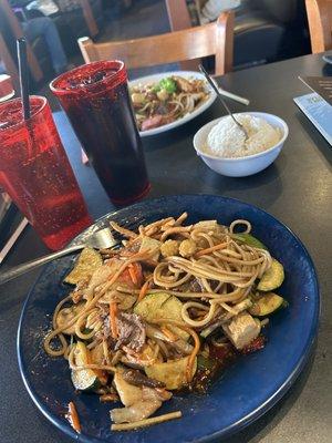 Best meal to get around, flavor and options! Stir fry noodles with beef and vegetables.