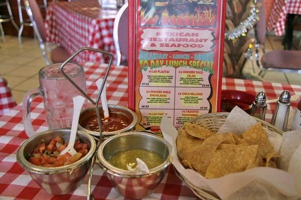 The freshly fried tortilla chips... mmmmm the pica de gallo is good