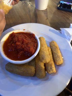 Mozzarella sticks: perfect appetizer with plenty of marinara and a great cheese pull--5 stars.