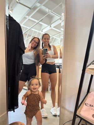 Store mirror