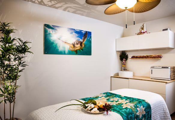 Hawaii themed massage room