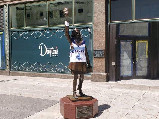 Even Mary Tyler Moore is caught up in basketball  fever in Minneapolis!