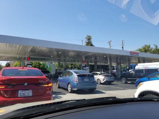 10:45am on a Friday is NOT a good time to gas up. Long lines, plus a tanker delivery truck blocking one lane.