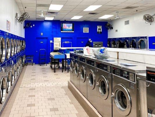 Clean and spacious laundromat