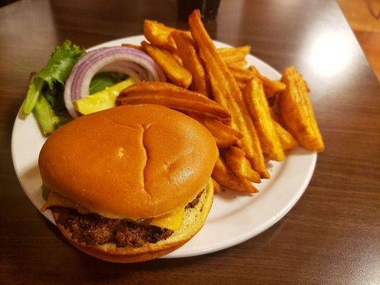 Cheeseburger w/fries