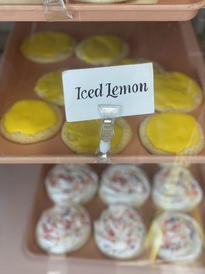 Live me a good iced lemon cookie!