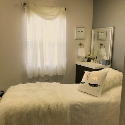 Come relax in my cute Lash Suite!