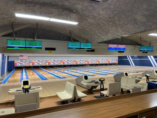 Wood lanes & synthetic.  Very well kept up.