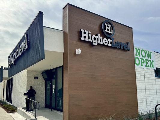 An exterior shot of Higher Level Fresno, located on Blackstone Ave