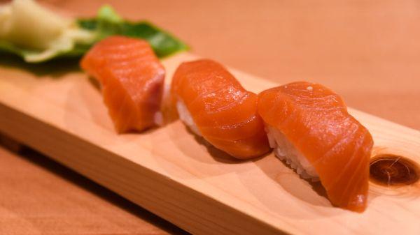 Salmon nigiri