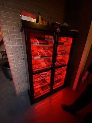 Cigar humidor