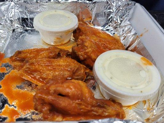 Outstanding wings. Some of the best in town.