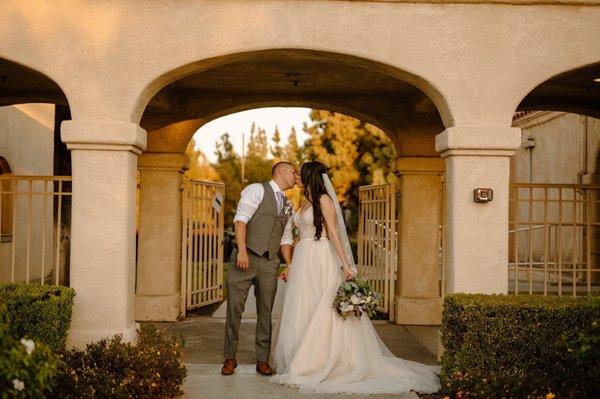 Taking pictures under the arches by Birdies.