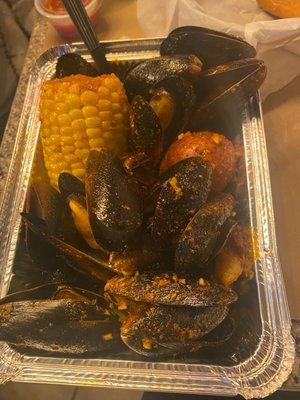 Black mussels, corn and potatoes.