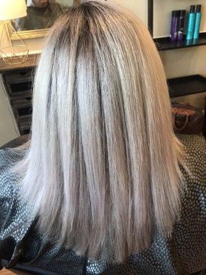 Deep Root Smudge With Ice Platinum Blonde