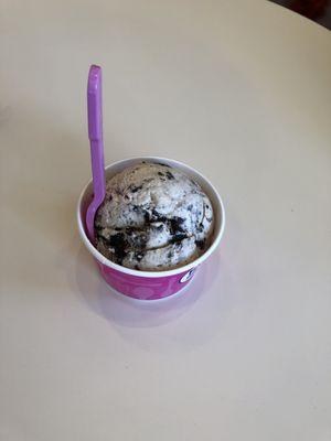 Perfectly scooped ice cream, cookies n cream!