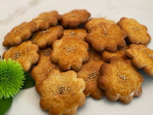 Crunchy sweet Cookie with sesame seeds topping