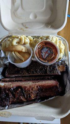 Ribs plate with double Mac and cheese, onions, and spicy bbq.