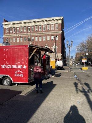 Food trucks on corner of SW Oak and 2nd.