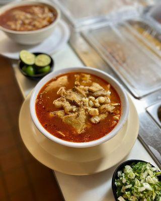 menudo rojo y blanco