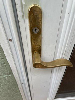 Old storm door that had no key now has a key