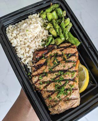 Meal Prep. 8oz Apricot Glazed Salmon. Grilled Asparagus. Brown Rice.