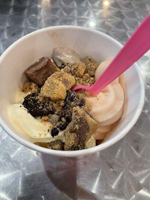 Yogurt n toppings.