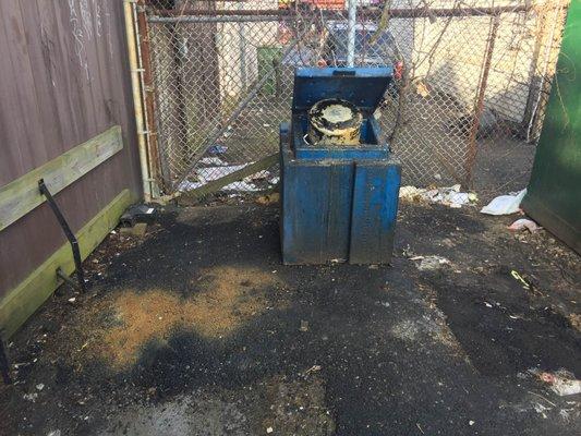 Their grease trap is propped open with a kitchen pot and overflowing so that grease gets everywhere! Gross!