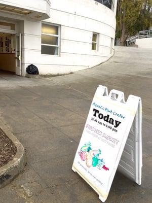 A small farmers market every Monday morning. Proceeds go to the center.