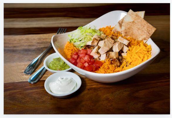 Special chop grilled chicken breast, yellow rice, lettuce, tomatoes, pita and sauce.