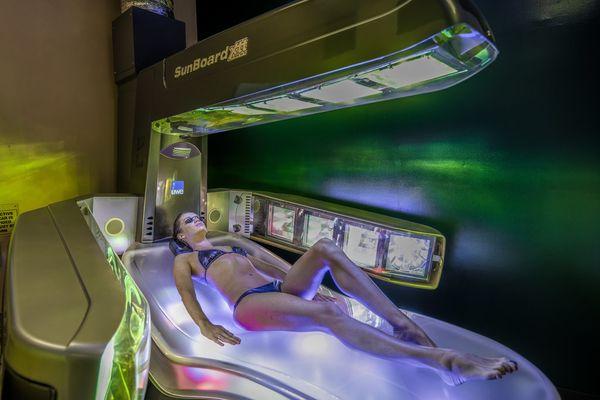 Achieve a healthy glow in our Sunboard. This bed uses quartz high pressure lamps versus traditional fluorescent, allowing a deeper safer tan