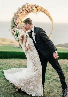 What's more romantic than a kiss in front the arch!