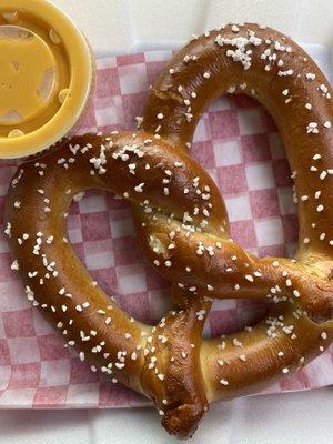 Pretzel with cheese sauce