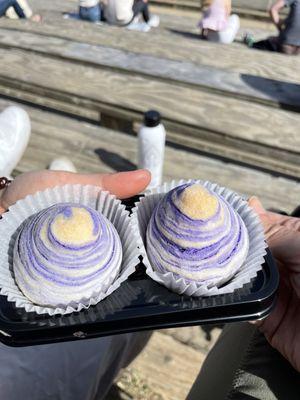 Taro swirl mooncake pastry (not good. The pastry part was hard and unevenly thick, and the inside was too sweet and unappetizing)