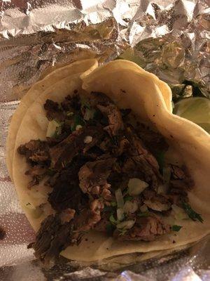 La carne de los tacos estaba quemada, súper seca y sin sabor.