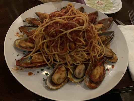 Spaghetti and mussels with marinara