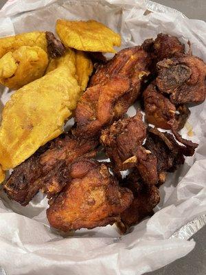 Chicharron de pollo con tostones