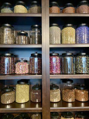 Commune à Tea herb jars