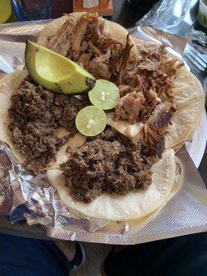 2 tacos de barbacoa y 2 tacos de carnitas como bienen