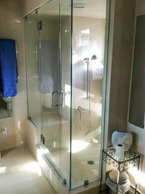 FRAMELESS SHOWER