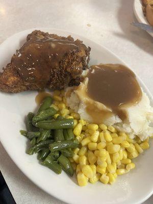 Fried chicken, mashed potatoes with gravy, corn and green beans. YUM!