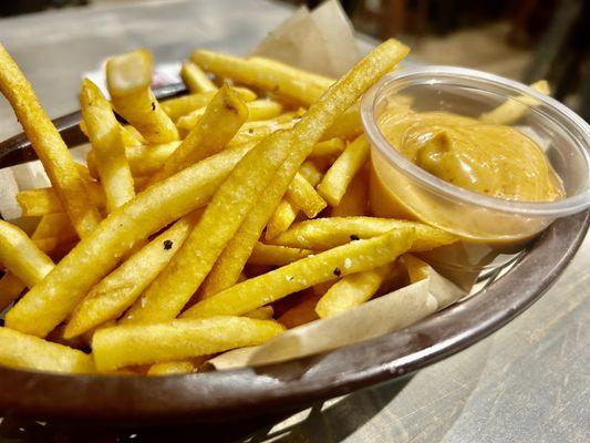 Fries with ski sauce