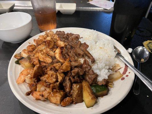 Yakiniku & Chicken & Shrimp with Steamed Rice.