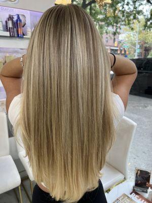 Dimensional caramel
Blonde highlights with olaplex and k18