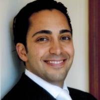 Dr. Sakhaee is a cosmetic dentist providing Invisalign and veneers to his patients in Commack, NY.