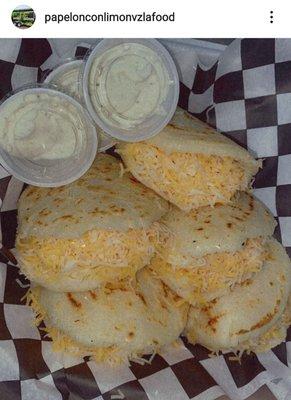 Arepas con pollo y queso