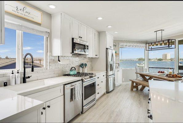 Fully renovated interior in the neighborhood, Mission Beach on the bayside. New Kitchen and floors came out amazing!